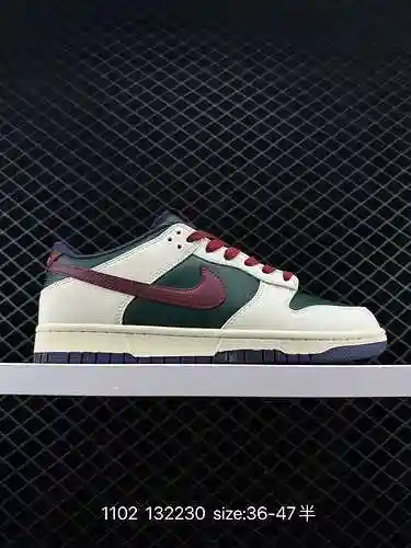 El zapato Nike Dunk SB Low Coconut Milk Green está cubierto con cuero en todas partes, con una base 