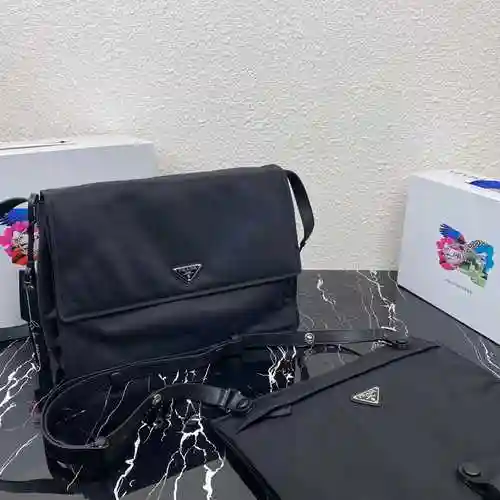 La bolsa de mensajería exclusiva para hombres está hecha de material de nailon original importado de