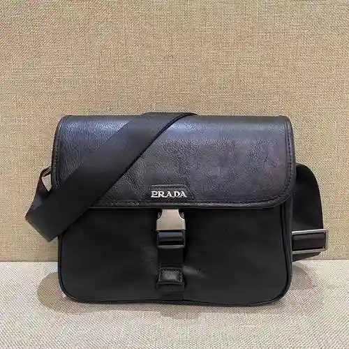 PRA@DA El bolso cruzado exclusivo para hombres está hecho de cuero original importado de primer nive