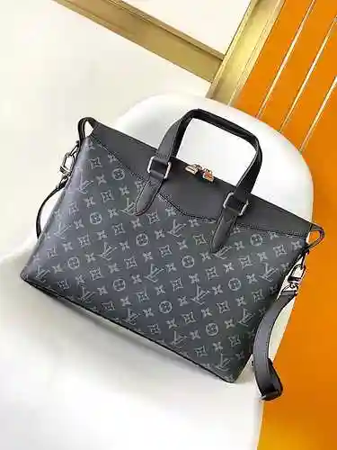 El maletín para hombre está hecho de cuero original importado de primer nivel y una versión réplica 