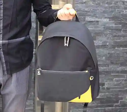 La mochila para hombre está hecha de cuero original importado de primer nivel y una versión réplica 