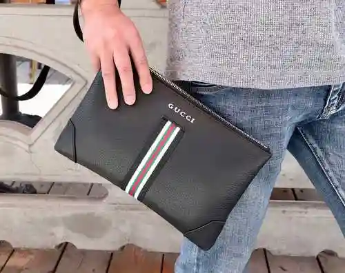 El bolso exclusivo para hombre GUCC está hecho de piel de vaca original importada, con una bolsa de 