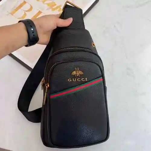 El bolso de pecho exclusivo para hombre de GUCC está hecho de piel de vaca original importada y una 