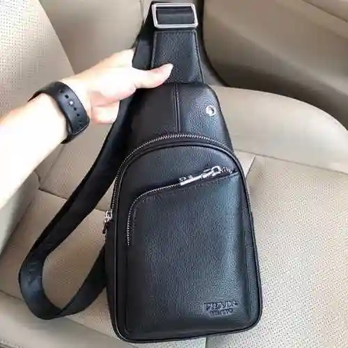 PRA@DA El bolso de pecho exclusivo para hombres está hecho de piel de vaca original importada y una 