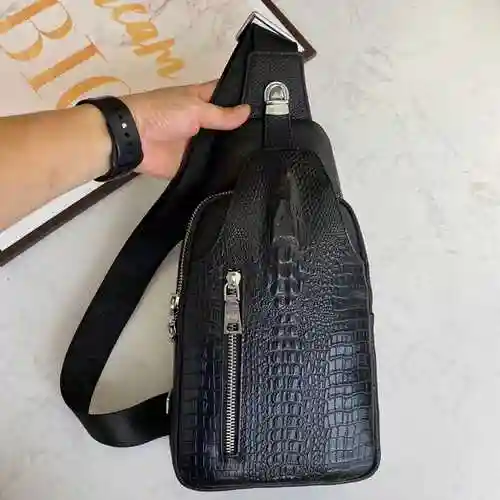 El exclusivo bolso de pecho PRA@DA para hombre está hecho de piel de vaca original importada y una b