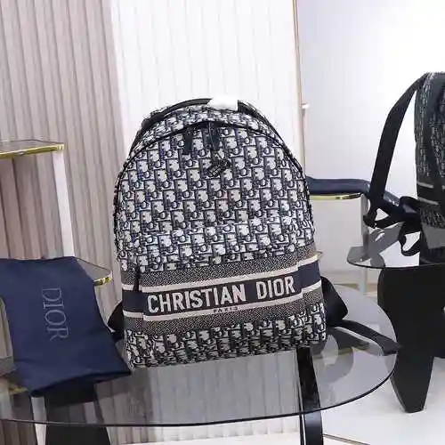 La mochila para hombre está hecha de cuero original importado de primer nivel y una versión réplica 