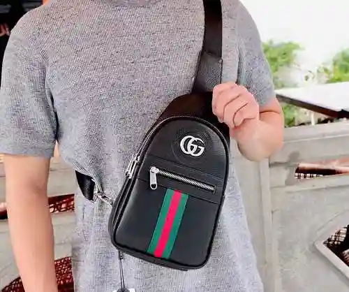El bolso de pecho exclusivo para hombre de GUCC está hecho de piel de vaca original importada y una 