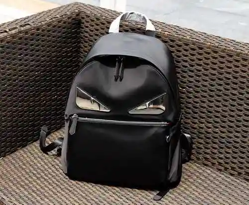 La mochila para hombre está hecha de cuero original importado de primer nivel y una versión réplica 