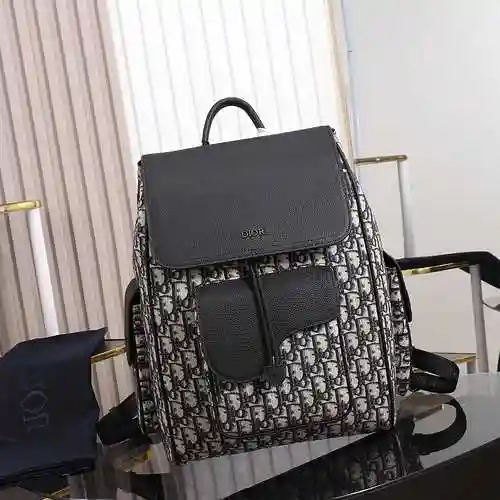 La mochila para hombre está hecha de cuero original importado de primer nivel y una versión réplica 