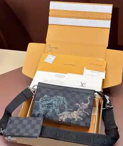El bolso cruzado para hombre está hecho de lona original importada de primer nivel y una versión rép