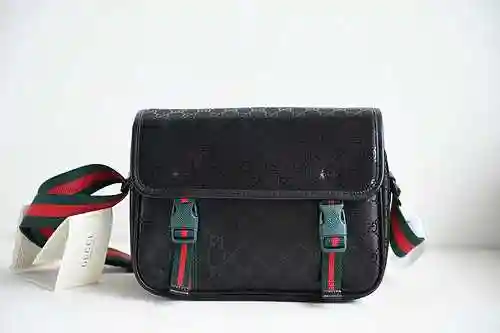 El bolso de cartero dedicado para hombres de GUCC está hecho de cuero original importado de primer n