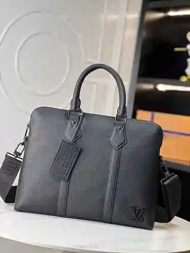 El maletín para hombre está fabricado con cuero original importado de primer nivel y una versión rép