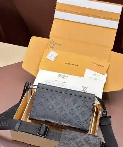 El bolso cruzado para hombre está hecho de lona original importada de primer nivel y una versión rép