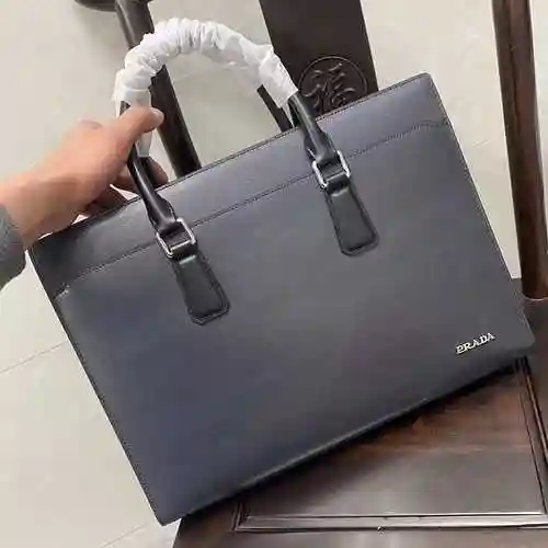 PRA@DA El maletín para hombre está fabricado con cuero original importado de primer nivel y una vers