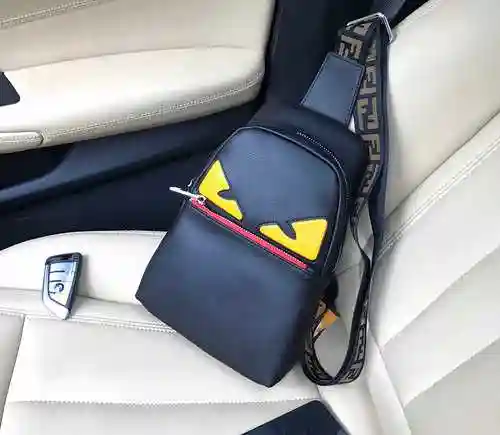 El bolso de pecho exclusivo para hombre FEN@DI está hecho de piel de vaca original importada y una b