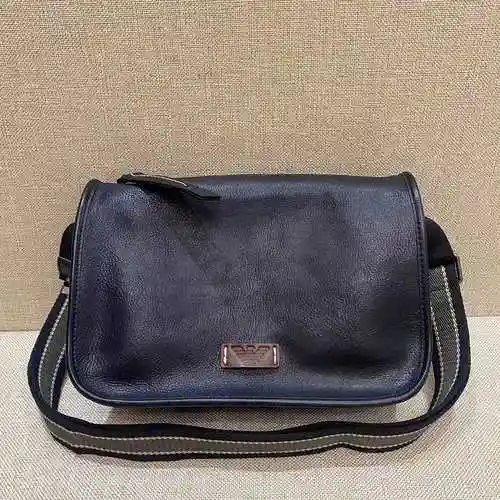 El bolso cruzado exclusivo para hombre Emma @ Ni está hecho de cuero original importado de primer ni