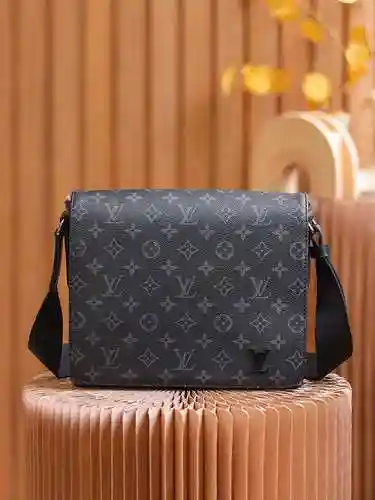 El bolso cruzado para hombre está hecho de cuero original importado de primer nivel y una versión ré