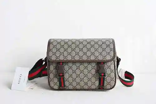 El bolso de cartero dedicado para hombres de GUCC está hecho de cuero original importado de primer n