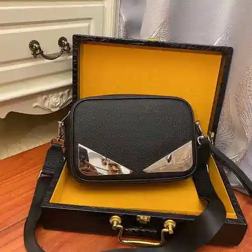 El bolso cruzado exclusivo para hombre FEN@DI está hecho de piel de vaca original importada y una bo