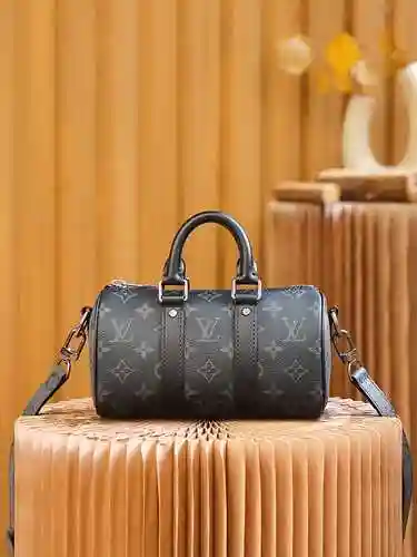 El bolso para hombre está hecho de cuero original importado de primer nivel y una versión réplica de