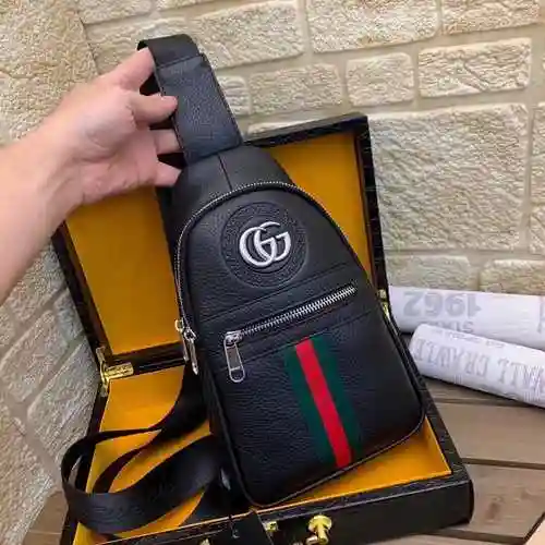 El bolso de pecho exclusivo para hombre de GUCC está hecho de una bolsa de regalo de entrega de alta