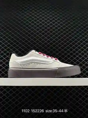 Los mocasines 30000 Vans Classics Knu Skool son la versión gruesa oficial de Imran Potato, un popula