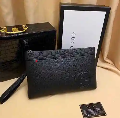 El bolso exclusivo para hombre GUCC está hecho de piel de vaca original importada, con una bolsa de 