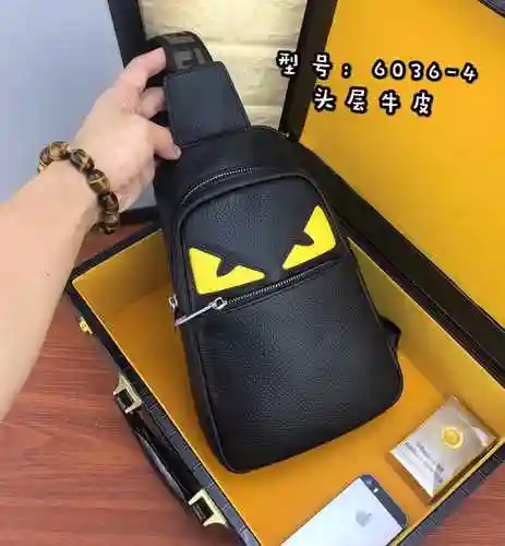 El bolso de pecho exclusivo para hombre FEN@DI está hecho de piel de vaca original importada y una b