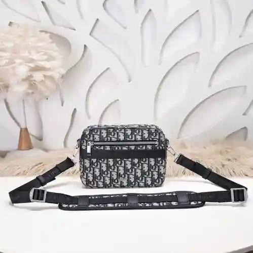 El bolso mensajero para hombre está hecho de cuero original importado de primer nivel y una versión 