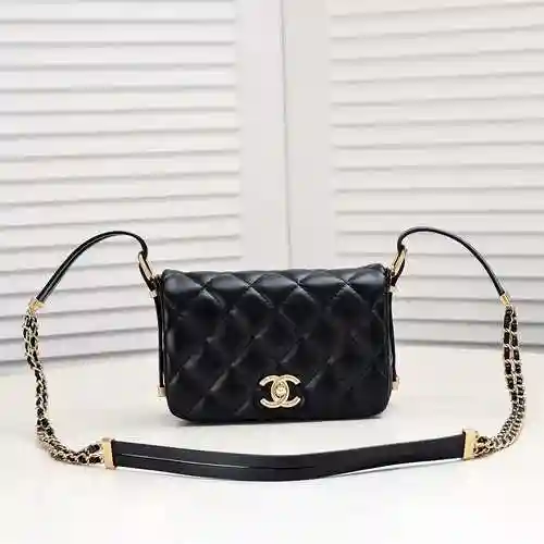 CH Fragrance @ Nair Postman Bag está hecho de una bolsa de regalo de entrega de alta calidad de piel