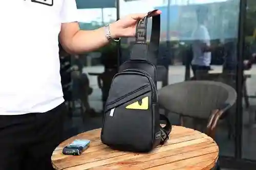 El bolso de pecho exclusivo para hombre FEN@DI está hecho de piel de vaca original importada y una b