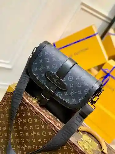 El bolso de mensajería exclusivo para hombres está hecho de cuero original importado de primer nivel