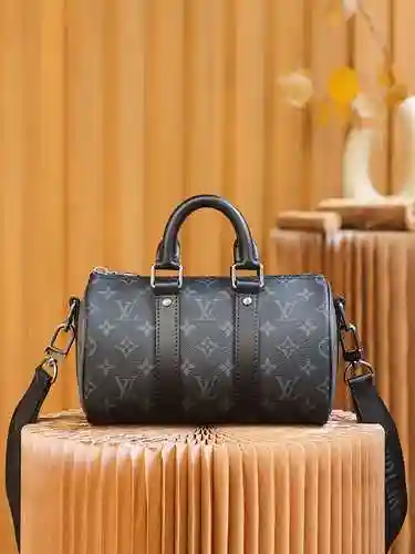 El bolso para hombre está hecho de cuero original importado de primer nivel y una versión réplica de