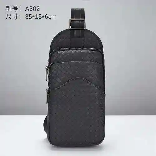 El bolso de pecho exclusivo para hombres está hecho de piel de vaca original importada y una bolsa d