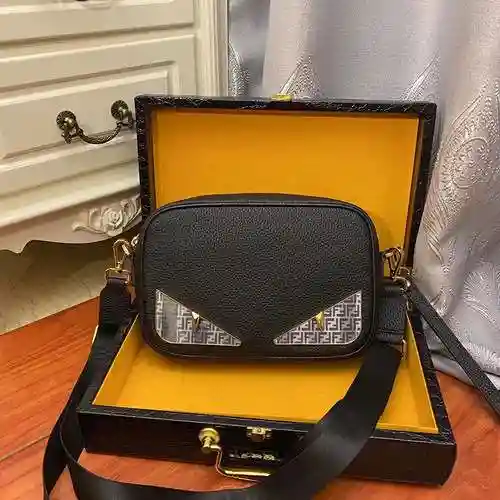 El bolso cruzado exclusivo para hombre FEN@DI está hecho de piel de vaca original importada y una bo