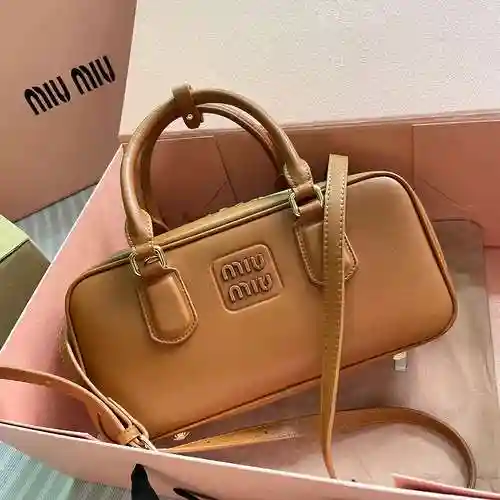 Miu@Miu El bolso está hecho de piel de vacuno original importada, con una bolsa de regalo de entrega