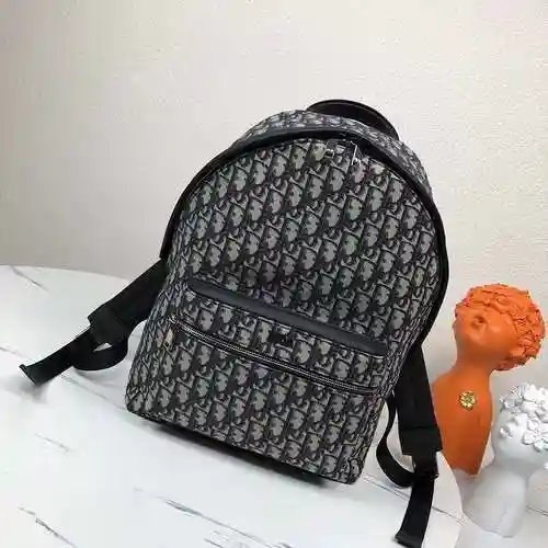 La mochila para hombre está hecha de cuero original importado de primer nivel y una versión réplica 