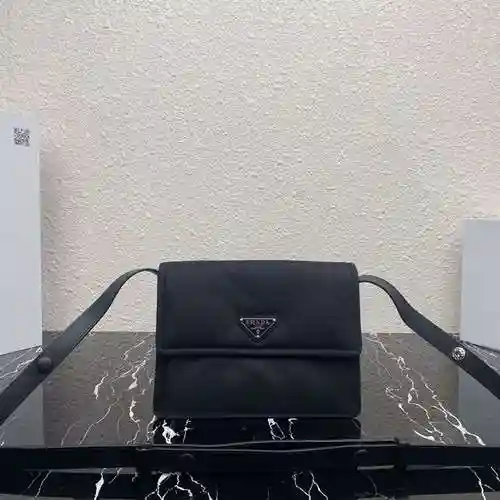 El bolso de hombro exclusivo para hombres está hecho de material de nailon original importado de pri