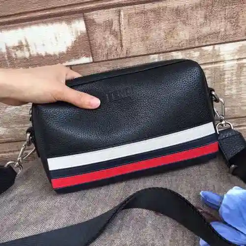 FEN@DI El bolso cruzado para hombre está hecho de cuero original importado de primer nivel y una ver
