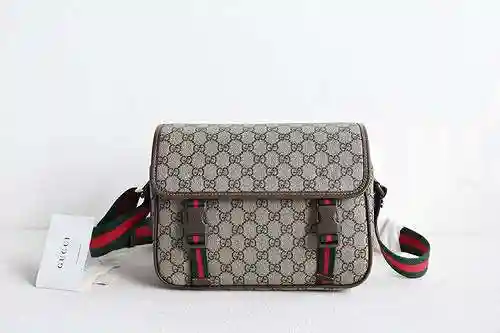 El bolso de cartero dedicado para hombres de GUCC está hecho de cuero original importado de primer n