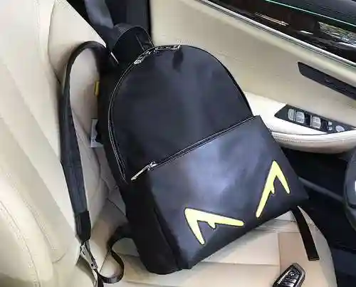 La mochila para hombre está hecha de cuero original importado de primer nivel y una versión réplica 