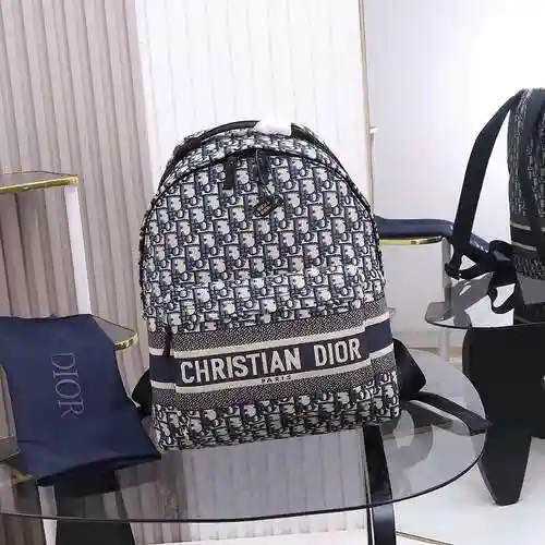 La mochila para hombre está hecha de cuero original importado de primer nivel y una versión réplica 