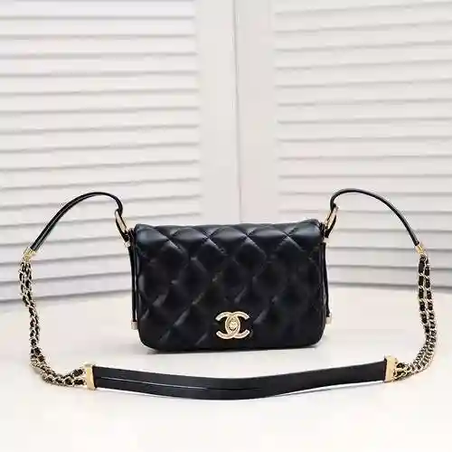 CH Fragrance @ Nair Postman Bag está hecho de una bolsa de regalo de entrega de alta calidad de piel