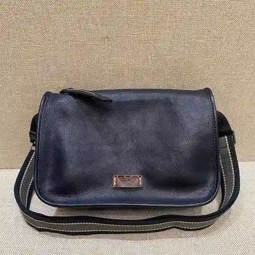 El bolso cruzado exclusivo para hombre Emma @ Ni está hecho de cuero original importado de primer ni