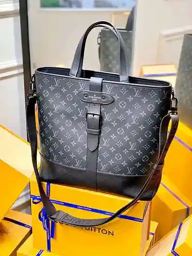 El bolso para hombre está hecho de cuero original importado de primer nivel y una versión réplica de