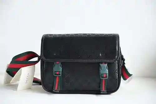 El bolso de cartero dedicado para hombres de GUCC está hecho de cuero original importado de primer n