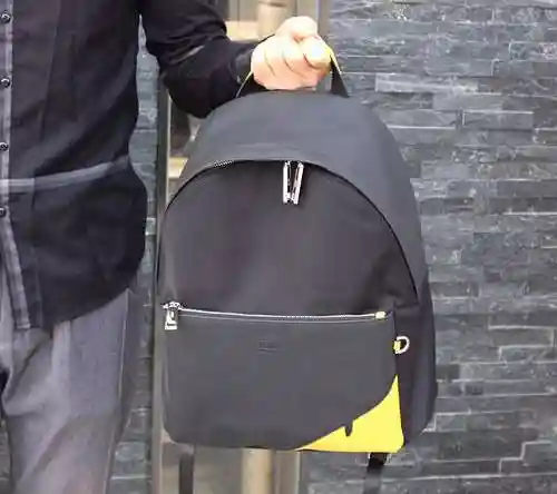 La mochila para hombre está hecha de cuero original importado de primer nivel y una versión réplica 