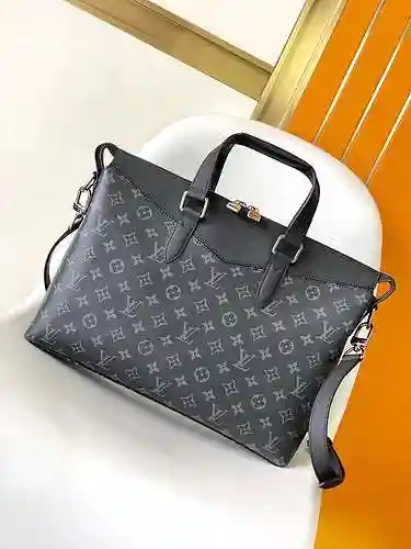 El maletín para hombre está hecho de cuero original importado de primer nivel y una versión réplica 
