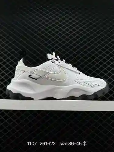El Nike TC 79 Lx es una pieza popular de zapatos retro para papá con correas y ganchos entrelazados,