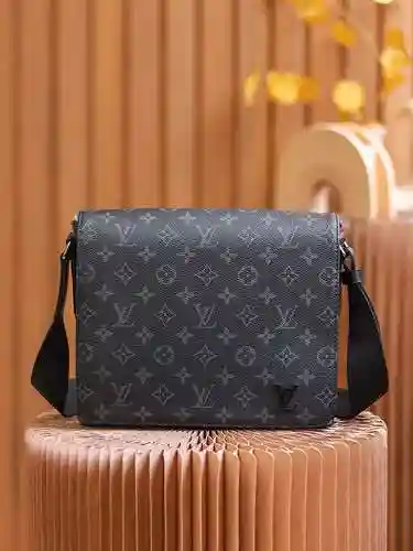 El bolso cruzado para hombre está hecho de cuero original importado de primer nivel y una versión ré